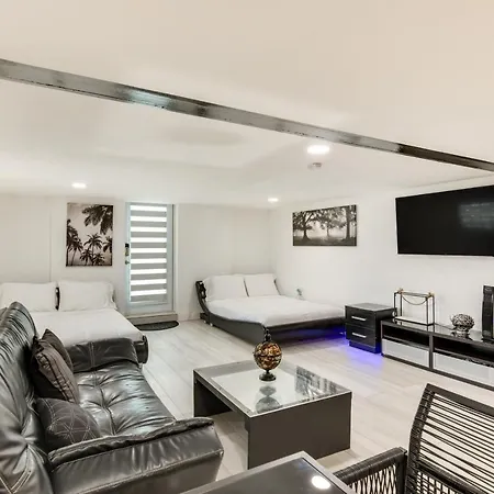 Ferienwohnung Lush West Park Escape With Pool Access!